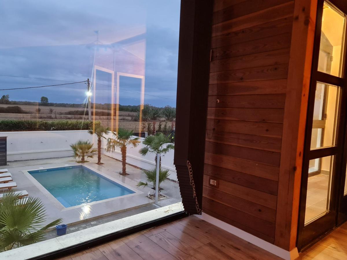 Villa Isea Wood *