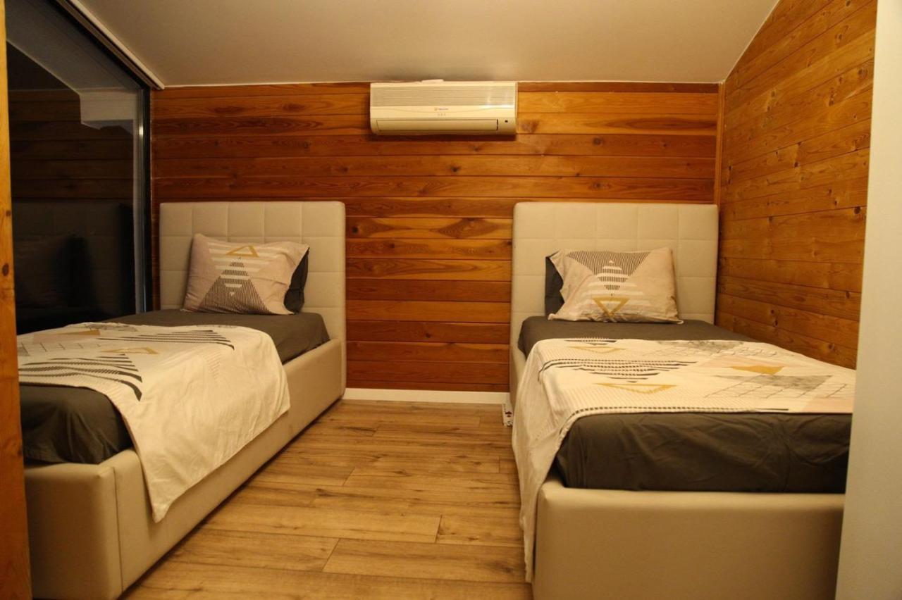 Villa Isea Wood
